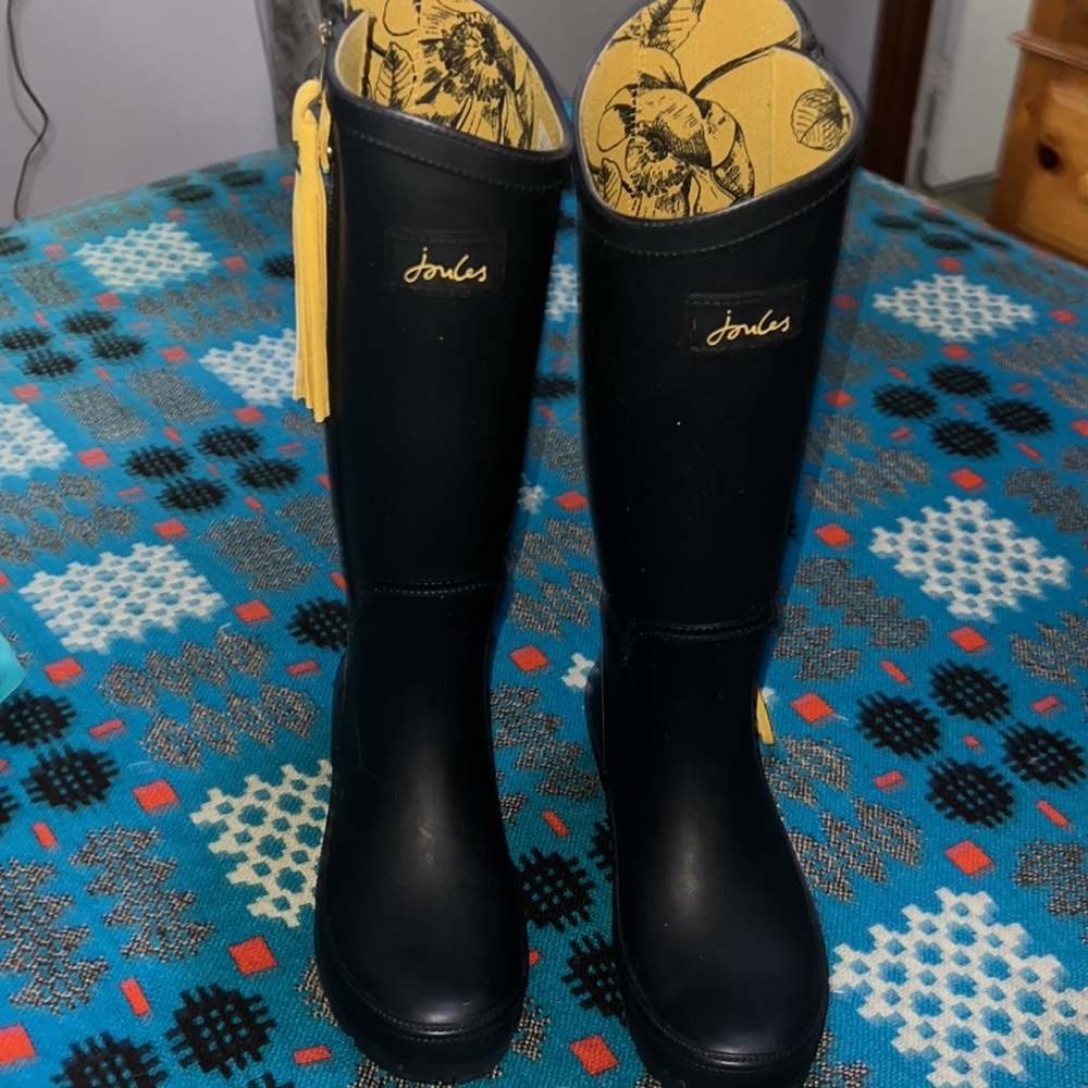 Joules Women's size 6 equestrian style rain boots.  Fits likes a size 7. LNC